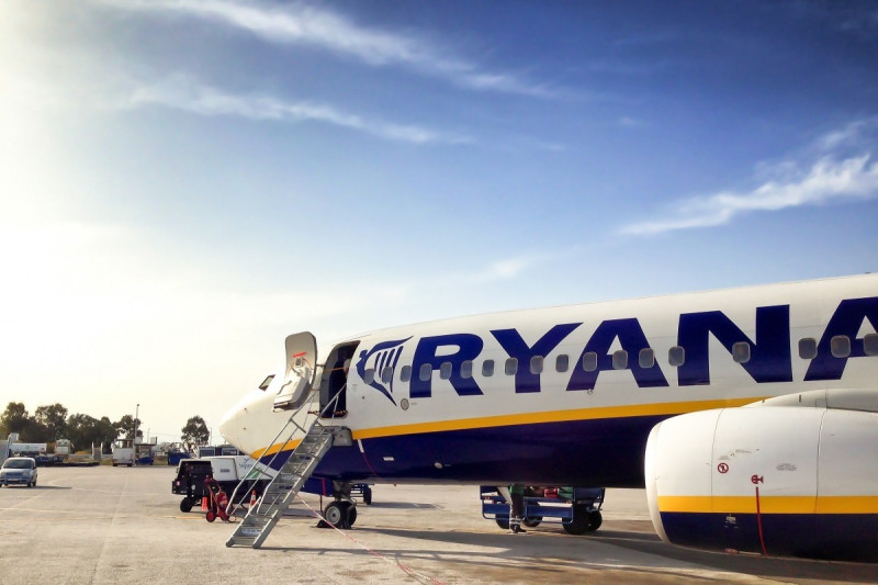 Ryanair również zdecydował się okroić swoją siatkę połączeń, choć nie na tak długo jak Wizz Air. Do lutego irlandzki przewoźnik nie obsługuje tras: Poznań-Oslo, Wrocław-Oslo.