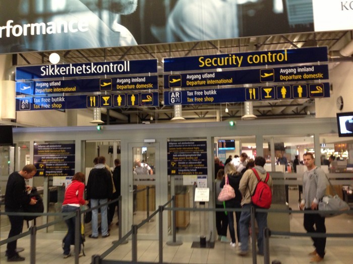 pasażerowie na lotnisku