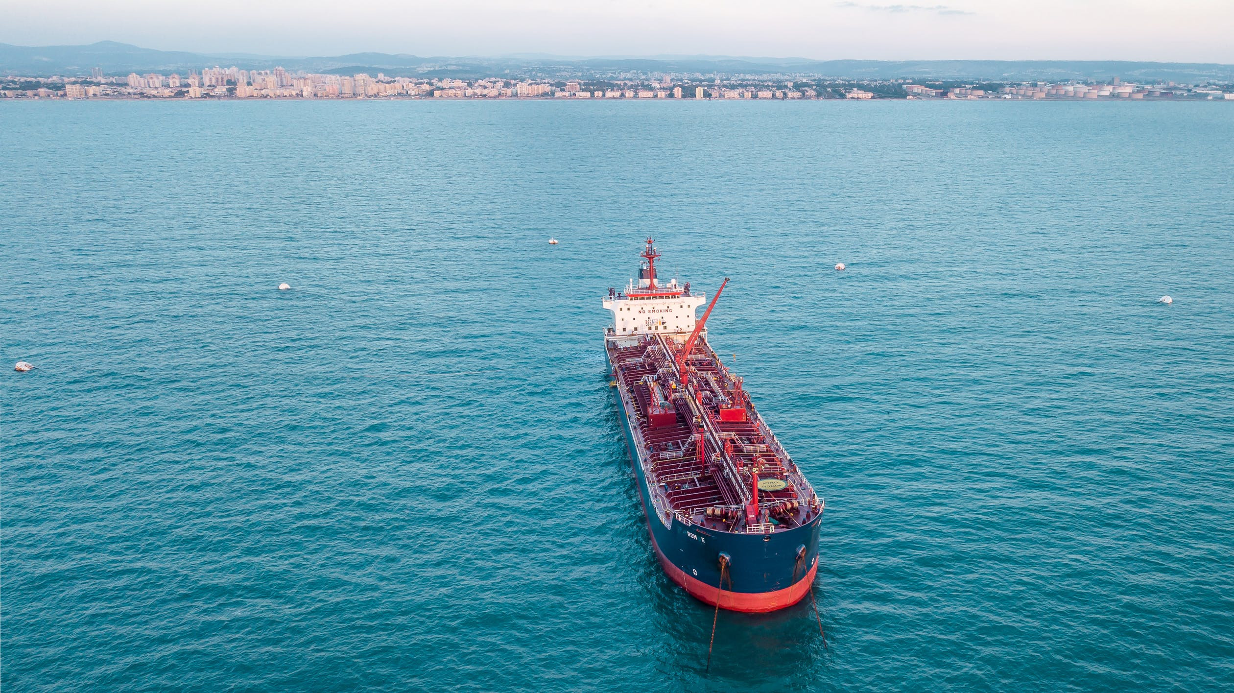 Pojawiają się niepotwierdzone doniesienia, że Iran mógł rozważać opłaty za przepływ przez Cieśninę Ormuz sięgające nawet 2 mln dolarów za statek.