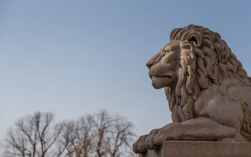 Lwy przed Stortingiem to jedne z najsłynniejszych rzeźb w Norwegii. W 2015 obchodzono 150 rocznicę ich powstania.