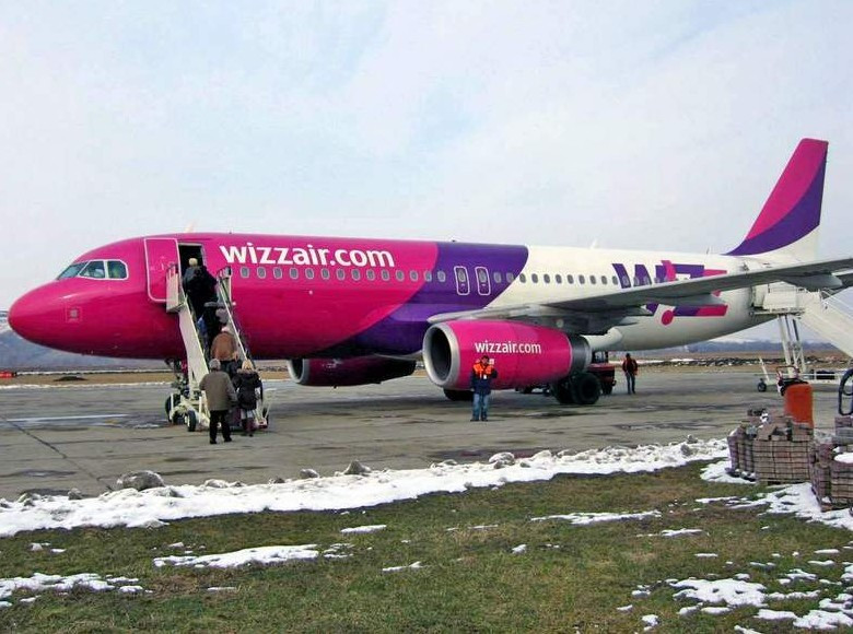 Ceny biletów na samolot liniami Wizz Air kształtują się w tygodniu przedświątecznym od 400 NOK (cena w wigilię) do nawet 3 400 NOK.