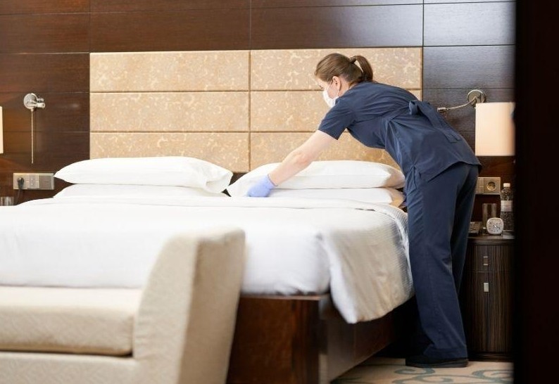 Ponad 8 z 10 utraconych etatów dotyczyło m.in. branży hotelarsko-gastronomicznej .