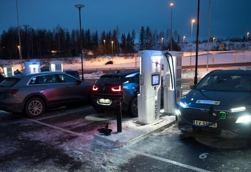 (– Norwegia jest najważniejszym europejskim krajem zajmującym się samochodami elektrycznymi, a doświadczenia z naszych własnych testów zimowych pokazują, że istnieje wyraźna potrzeba znormalizowanego testu zasięgu zimowego – mówią aktywiści NAF.