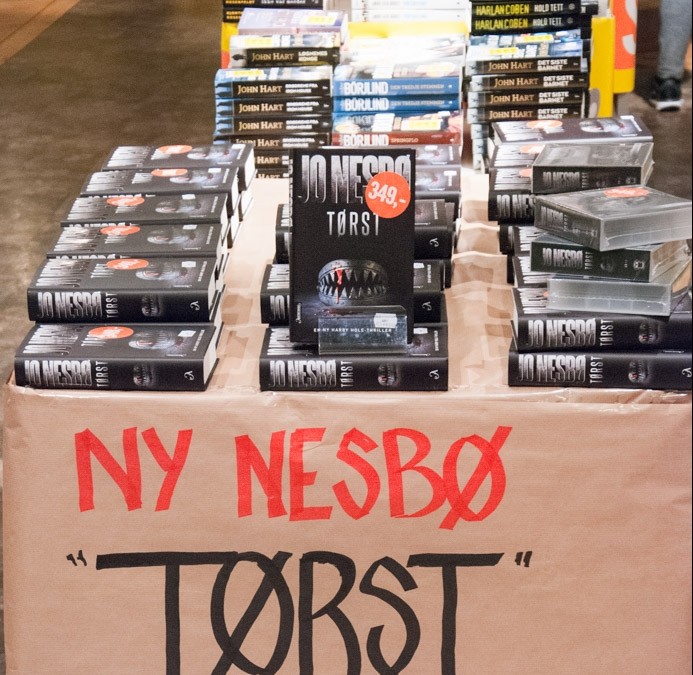 Zarówno w ubiegłym, jak i w tym roku podczas påskesalg triumfuje Jo Nesbø. 