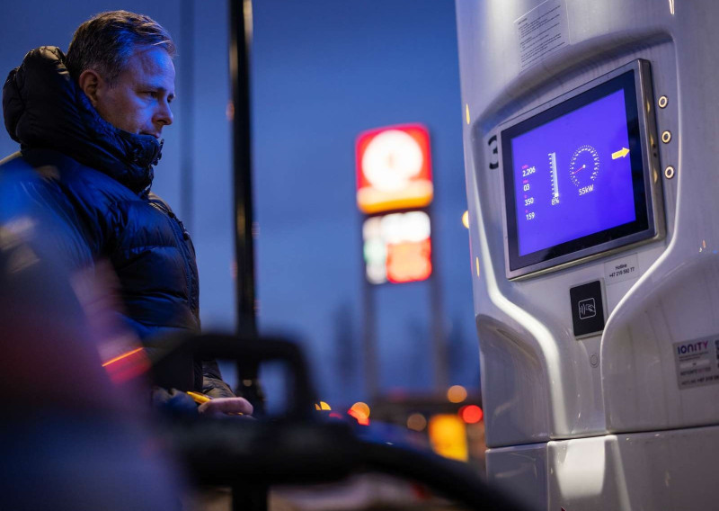 - 80 procent wystarczy, by uruchomić auto. Większość samochodów ładuje się pół godziny do tego poziomu. Akumulator, który przy pełnym naładowaniu daje 250 km zasięgu, w 80 procentach daje zasięg około 200 km - NAF