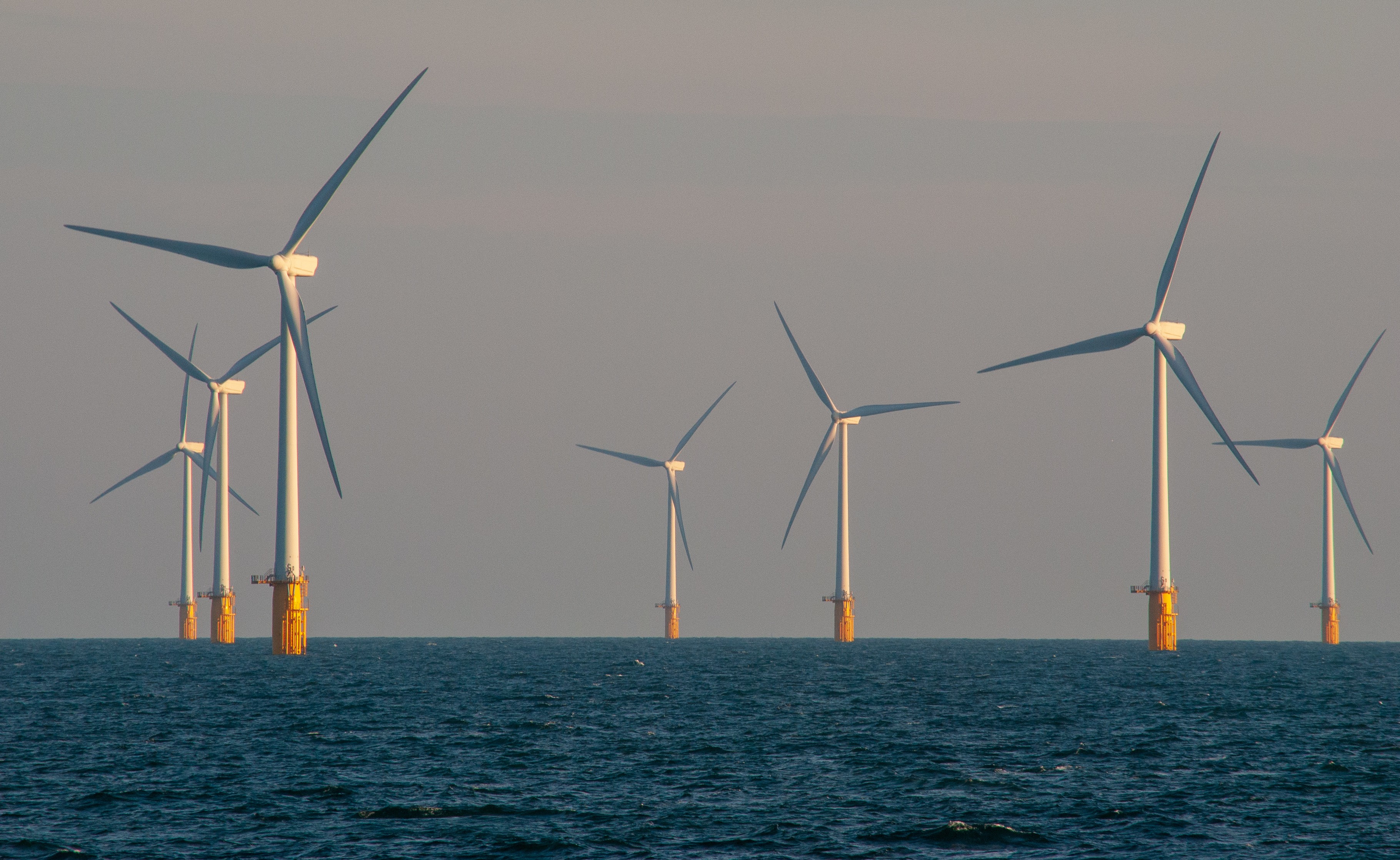 Środki pozyskane z eksportu ropy naftowej Equinor inwestuje w budowę farm wiatrowych.
