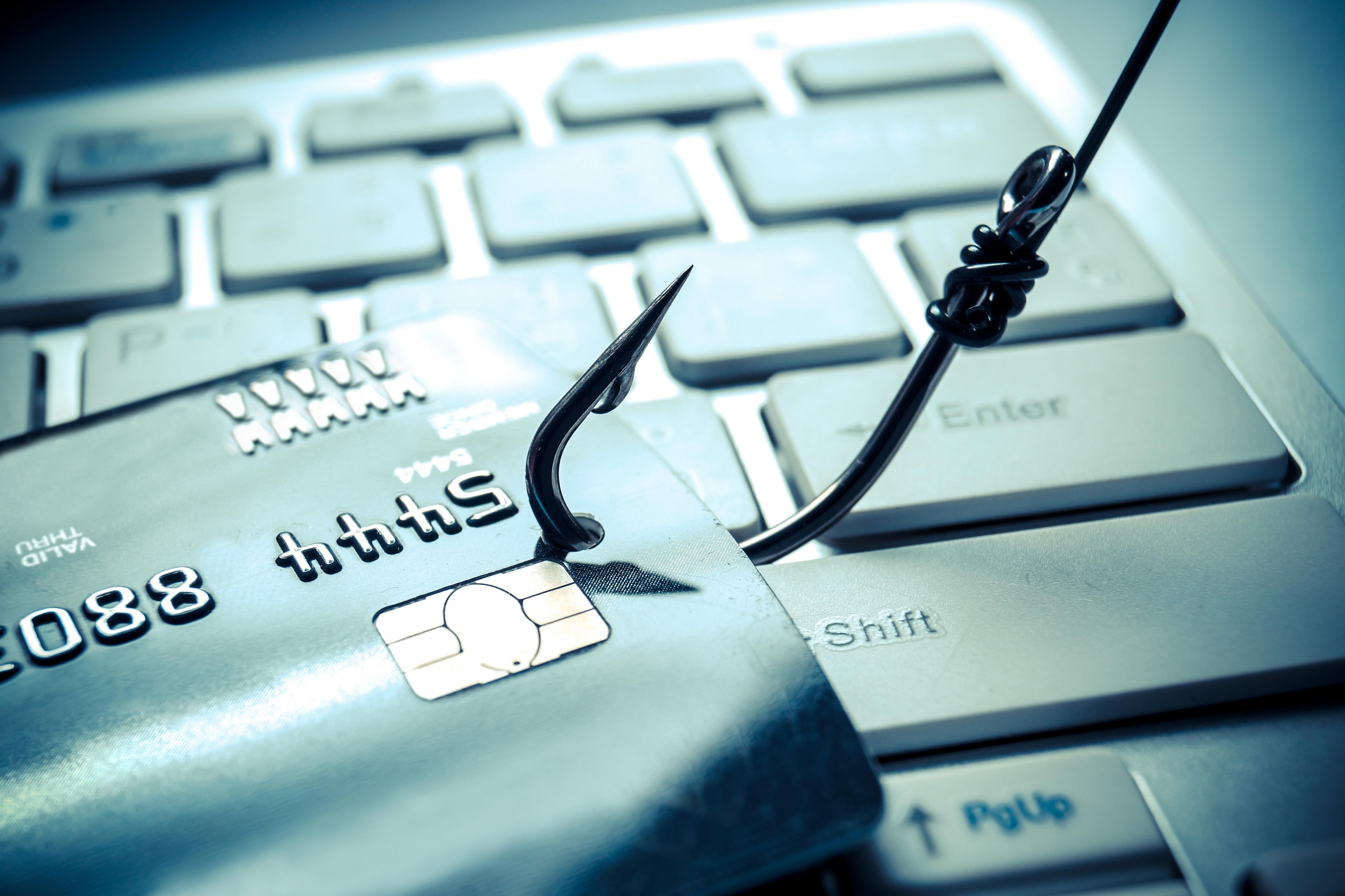 Próby wyłudzenia poufnych danych lub pieniędzy drogą mailową to zjawisko, z którym mogą się spotykać m.in. posiadacze kont bankowych online.
