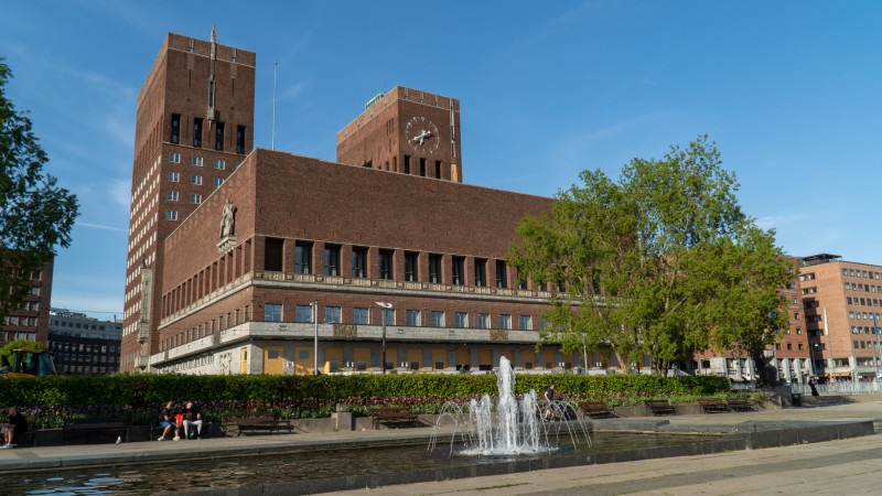 Okolice ratusza i portu w Oslo to popularne miejsca wśród spacerowiczów.