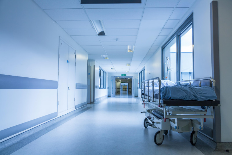 Wzrost zakażeń nie wpływa na sytuację norweskiej służby zdrowia. 21 stycznia na oddziałach intensywnej terapii przebywało 70 pacjentów, o 36 mniej niż dobę wcześniej.
