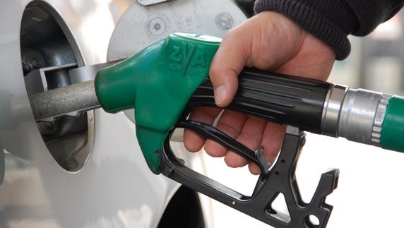 Norweska Federacja Samochodowa (NAF) zwraca uwagę, że wysokie ceny paliw wpływają na wszystkich mieszkańców Norwegii przez podwyższone koszty transportu towarów.