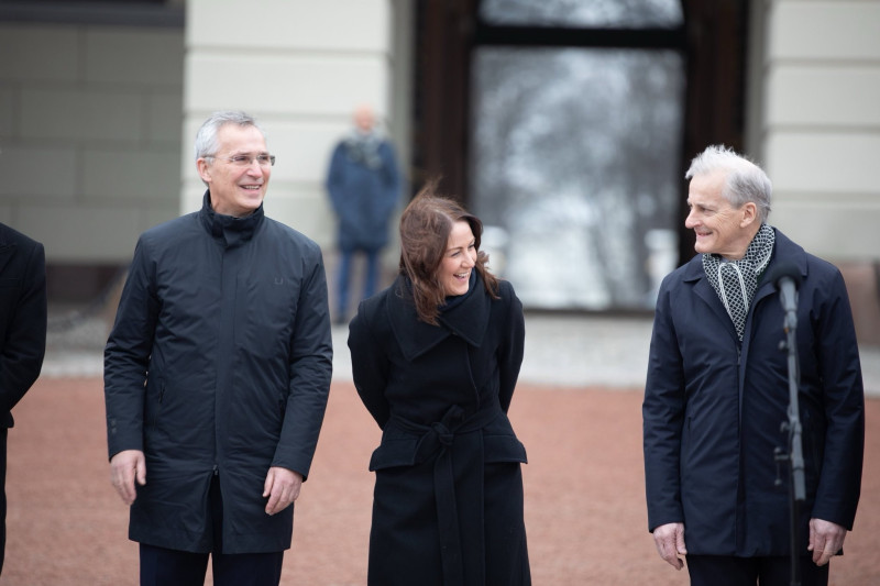 Stoltenberg cieszy się w Norwegii dużą popularnością przez wzgląd na piastowane wcześniej stanowisko premiera, jak i sekretarza generalnego NATO.