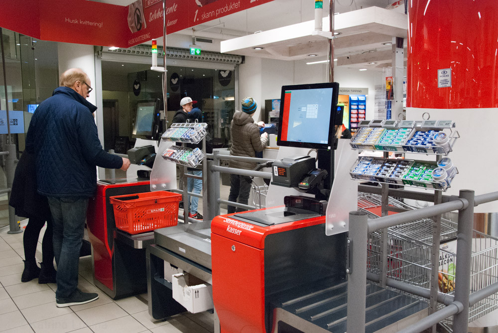 Zakupy w kasach samoobsługowych mają być jeszcze bardziej przystępne.