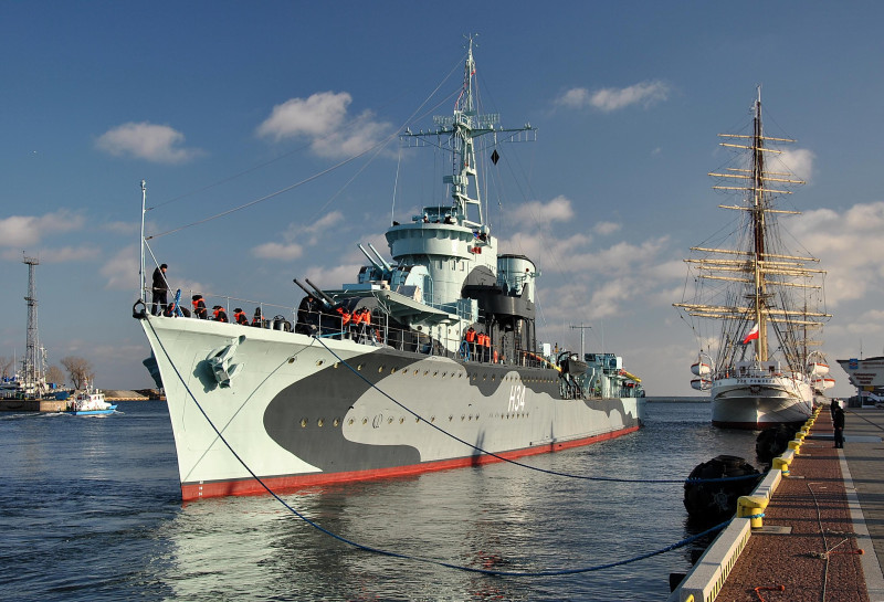 En polsk jager ”Błyskawica” som deltok i operasjoner under hele andre verdenskrig, både i Atlanterhavet, Nordsjøen og Middelhavet. Den deltok blant annet i den norske kampanjen av 1940. Den er nå brukt som museumsskip og ligger i dokk i Gdynia.