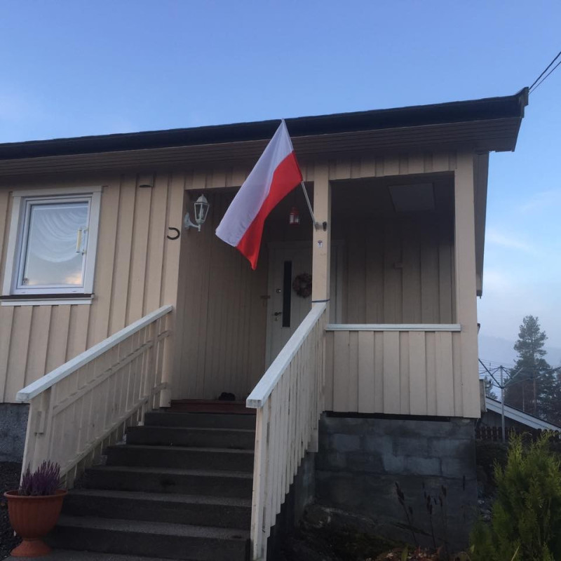 Flaga jak na Polaka przystało – powiewa :) Nie wstydźmy się! Nie ma czego!