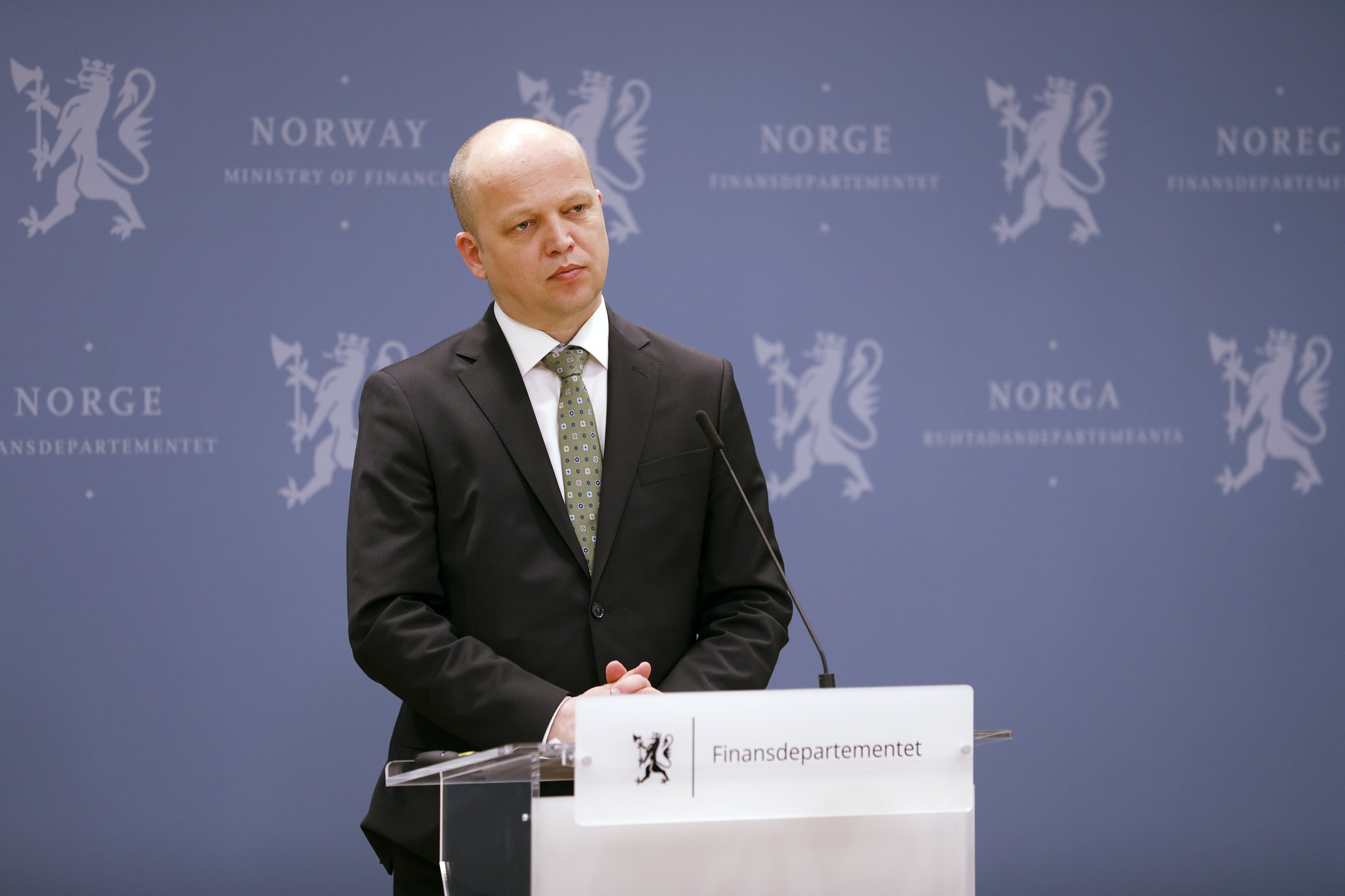 Trygve Slagsvold Vedum i Centrum opuścili rząd w wyniku konfliktu z Partią Pracy. Problem dotyczył dostosowania prawa krajowego do wymogów unijnych. Kwestie te wynikają z umowy EOG.