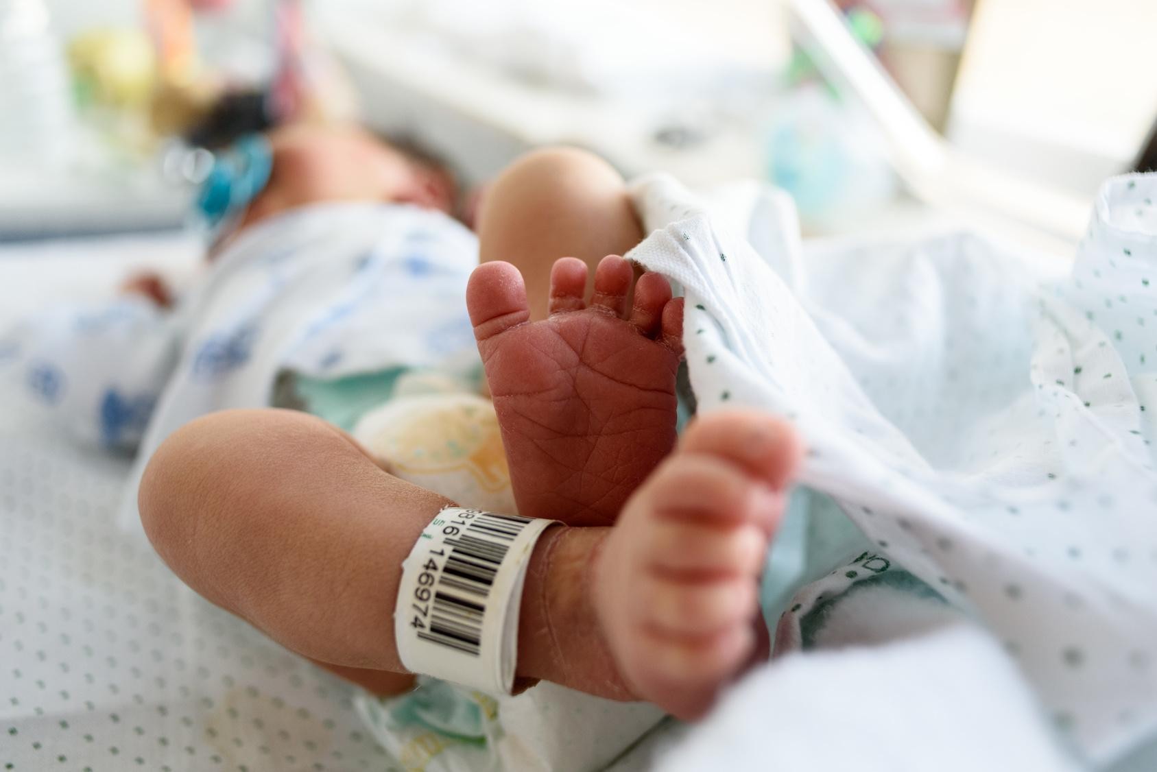 Niemowlęta chorujące na krztusiec zazwyczaj wymagają hospitalizacji.