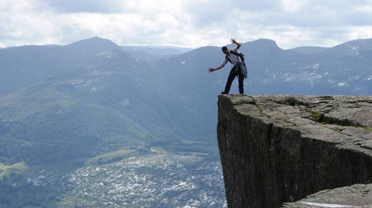 turysta na Preikestolen