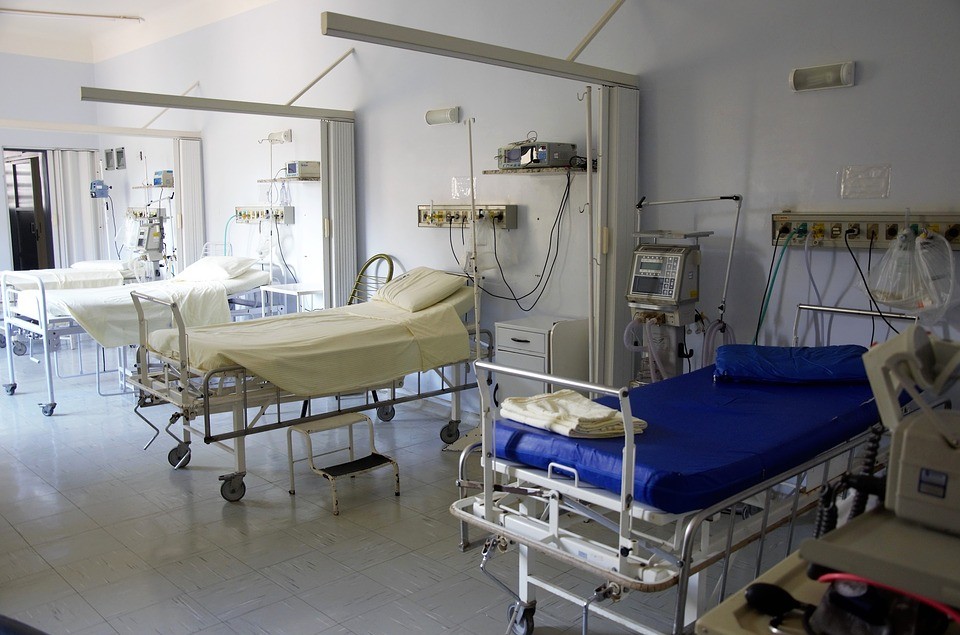 Jak informuje FHI, hospitalizowane zaszczepione osoby mają wyższą medianę wieku od osób, które trafiają do szpitali, a nie przyjęły preparatu na COVID-19.