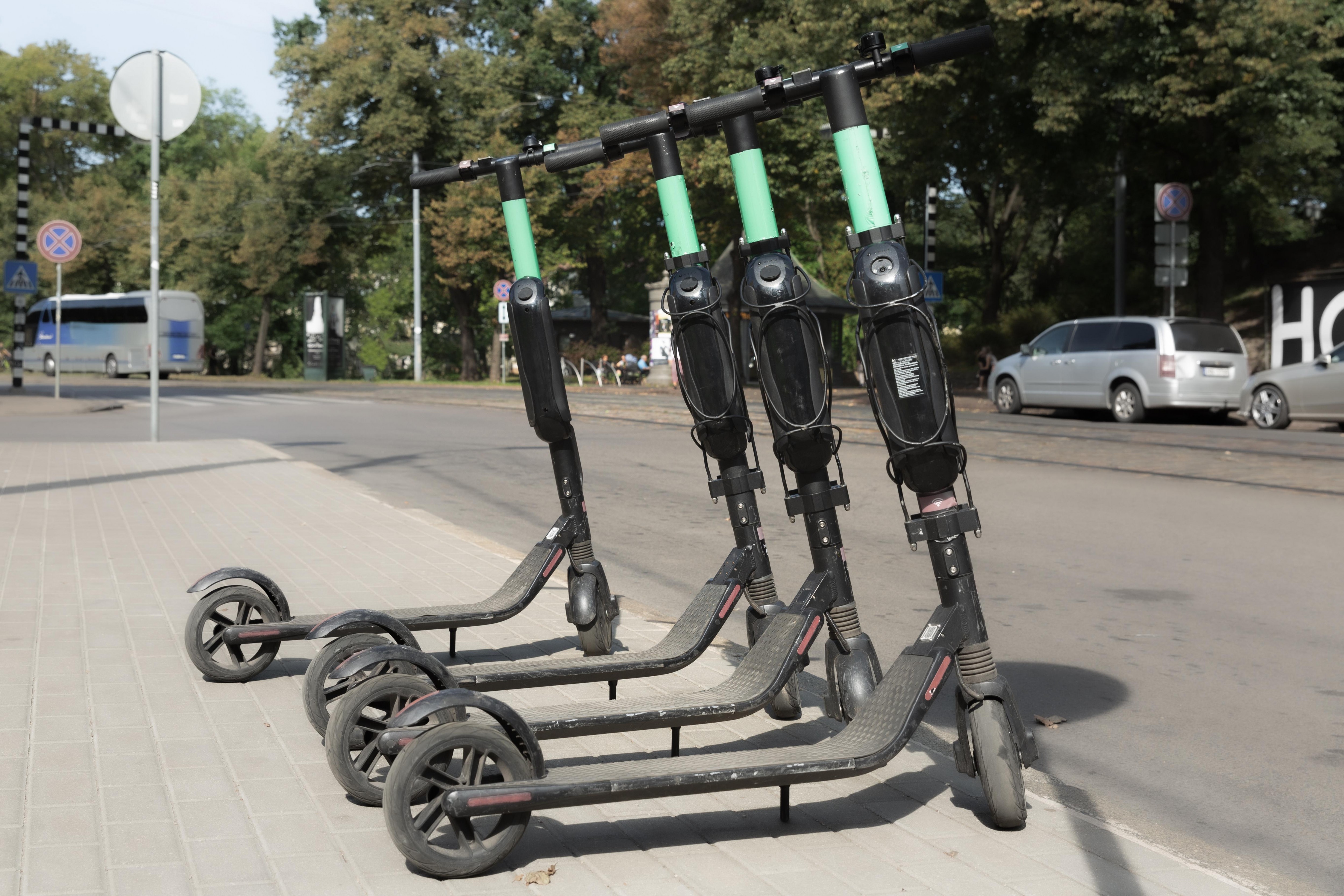 Ministerstwo Transportu postanowiło zaostrzyć wymogi korzystania z hulajnóg elektrycznych. [zdjęcie poglądowe]