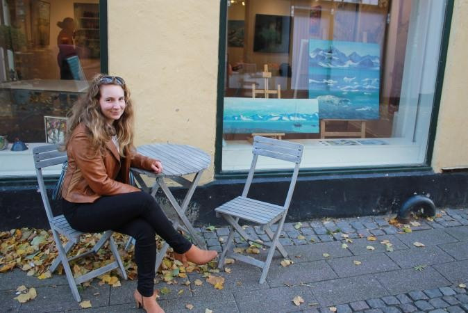 Karolina Bochenek przed wejściem do galerii w Helsingor w Danii, gdzie wystawiała swoje prace.