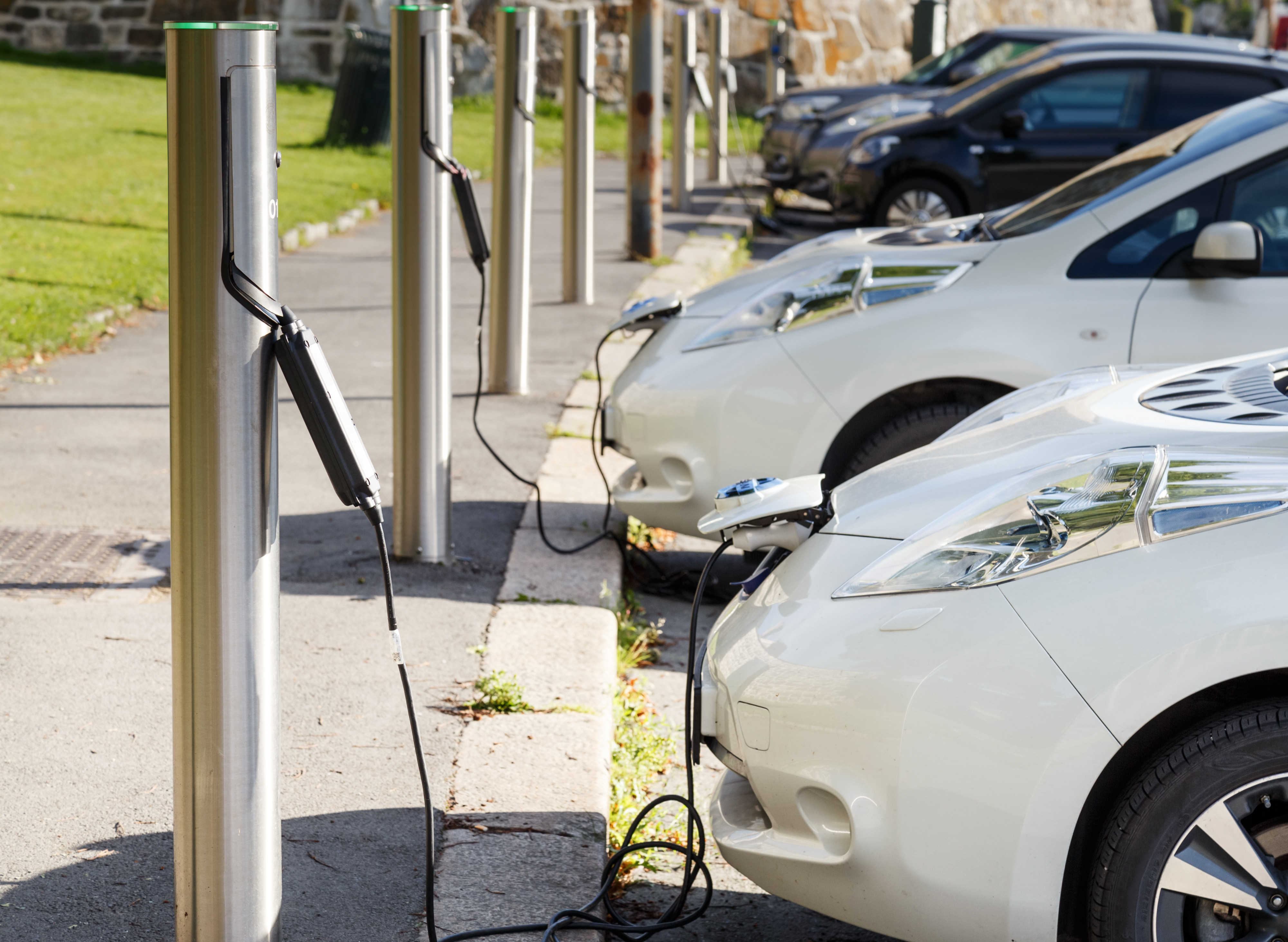 Samochodów elektrycznych jest już więcej niż benzynowych.