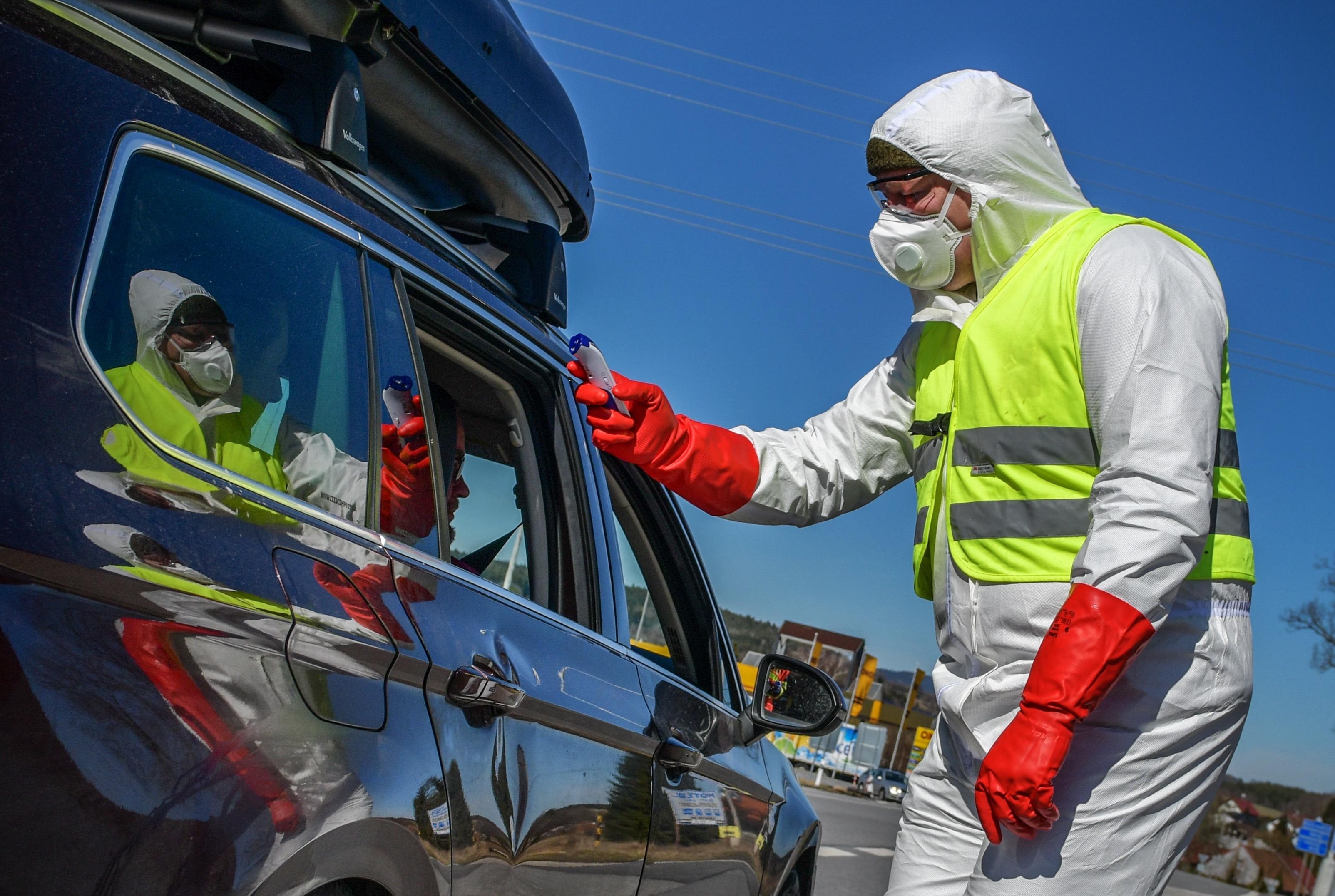 Na wyniki testu antygenowego zazwyczaj czeka się około pół godziny. Zdjęcie poglądowe z kontroli na granicy w Europie.