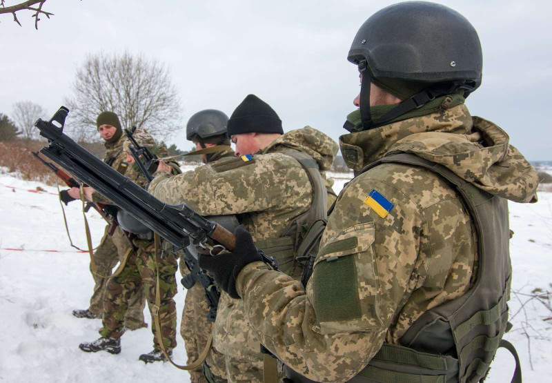 Zakup uzbrojenia dla Ukrainy za 450 mln euro zapowiedziała Unia Europejska. Akcję przekazania broni koordynować będzie Polska.