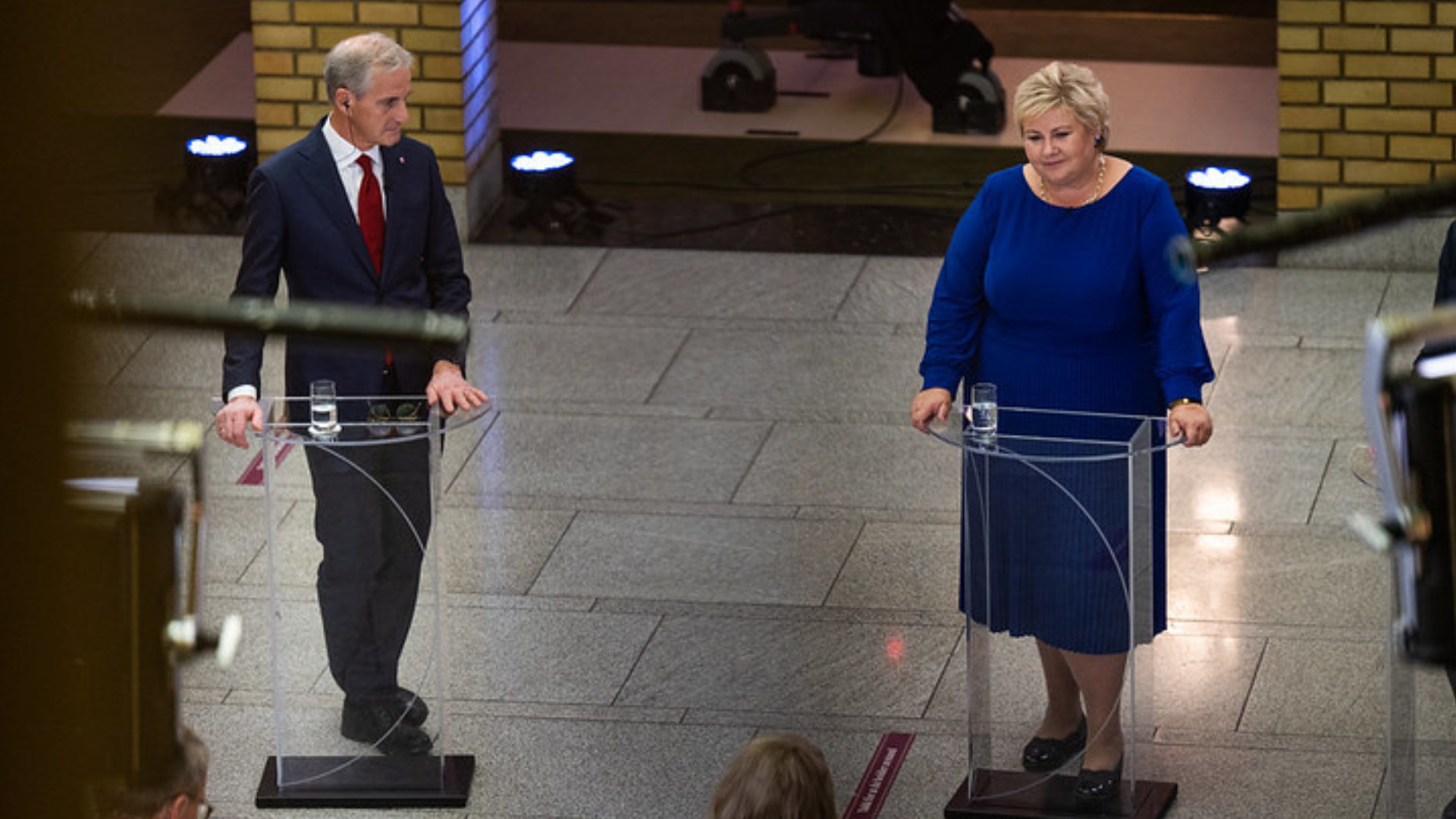 Partia Pracy i Partia Postępu zepchnęły Ernę Solberg i konserwatystów na dalszy plan.