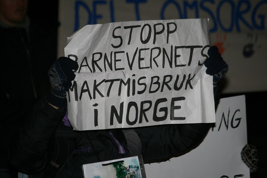 Norweski system opieki nad dziećmi jest jednym z najbardziej krytykowanych obszarów państwa. Niezadowolenie często pokazują obcokrajowcy mieszkający nad fiordami.