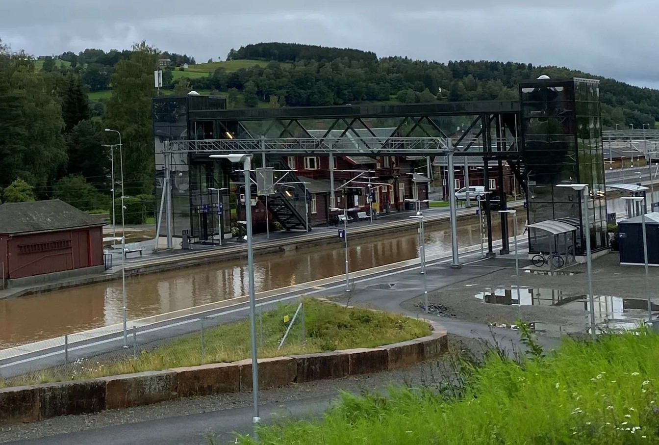 Gjøvik. Deszcz wypełnił tory kolejowe między peronami w rejonie stacji.