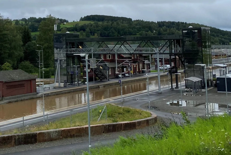 Gjøvik. Deszcz wypełnił tory kolejowe między peronami w rejonie stacji.