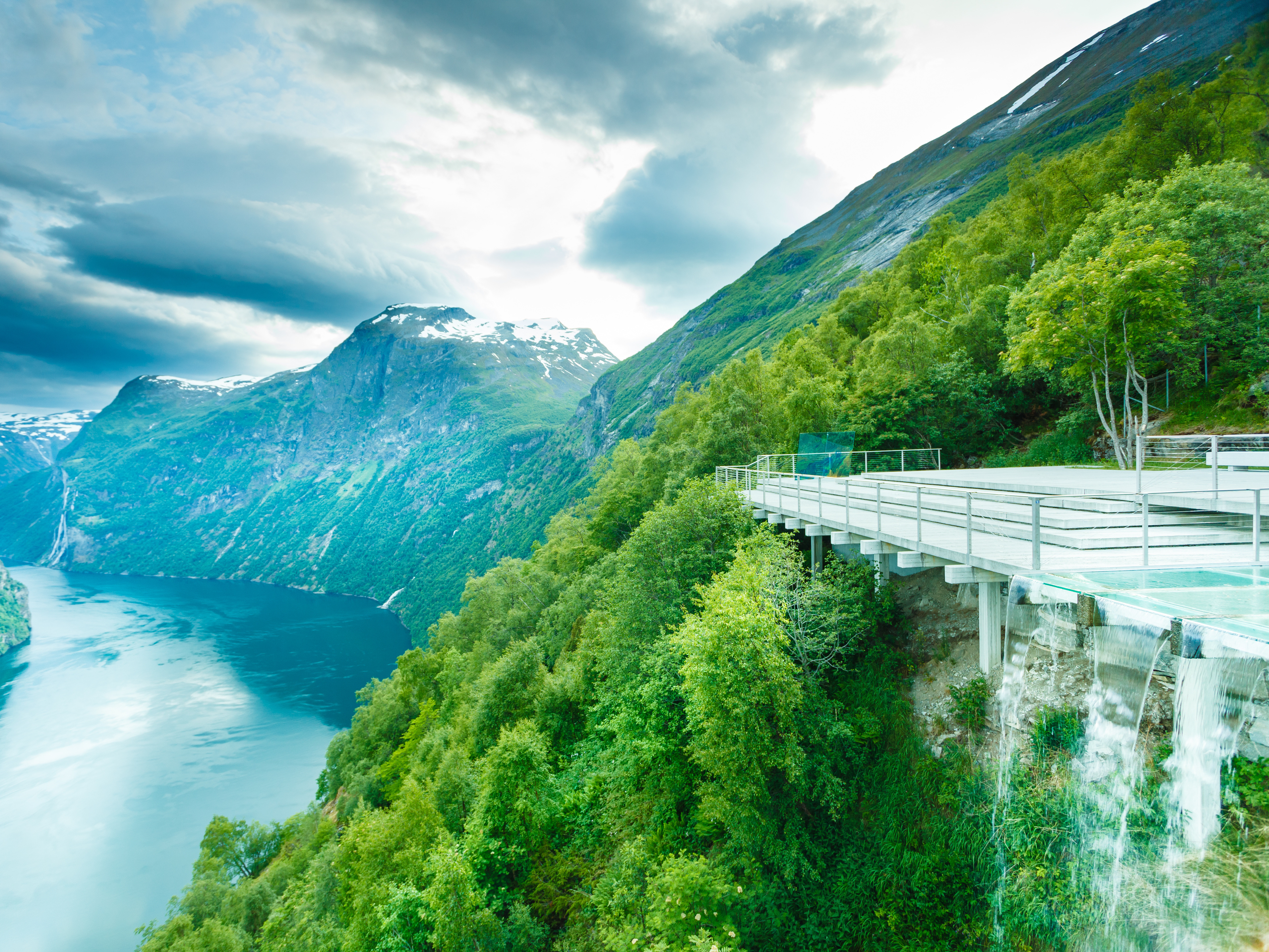 Ørnesvingen to popularny wśród turystów punkt widokowy nad fiordem Geiranger.