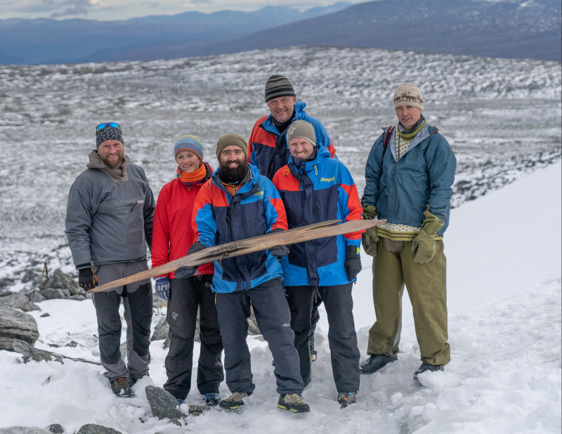 Cała ekipa wraz z nartą. Od lewej: Dag Inge Bakke, Mai Bakken, Julian Post-Melbye, Øystein Rønning Andersen, Runar Hole, Espen Finstad.