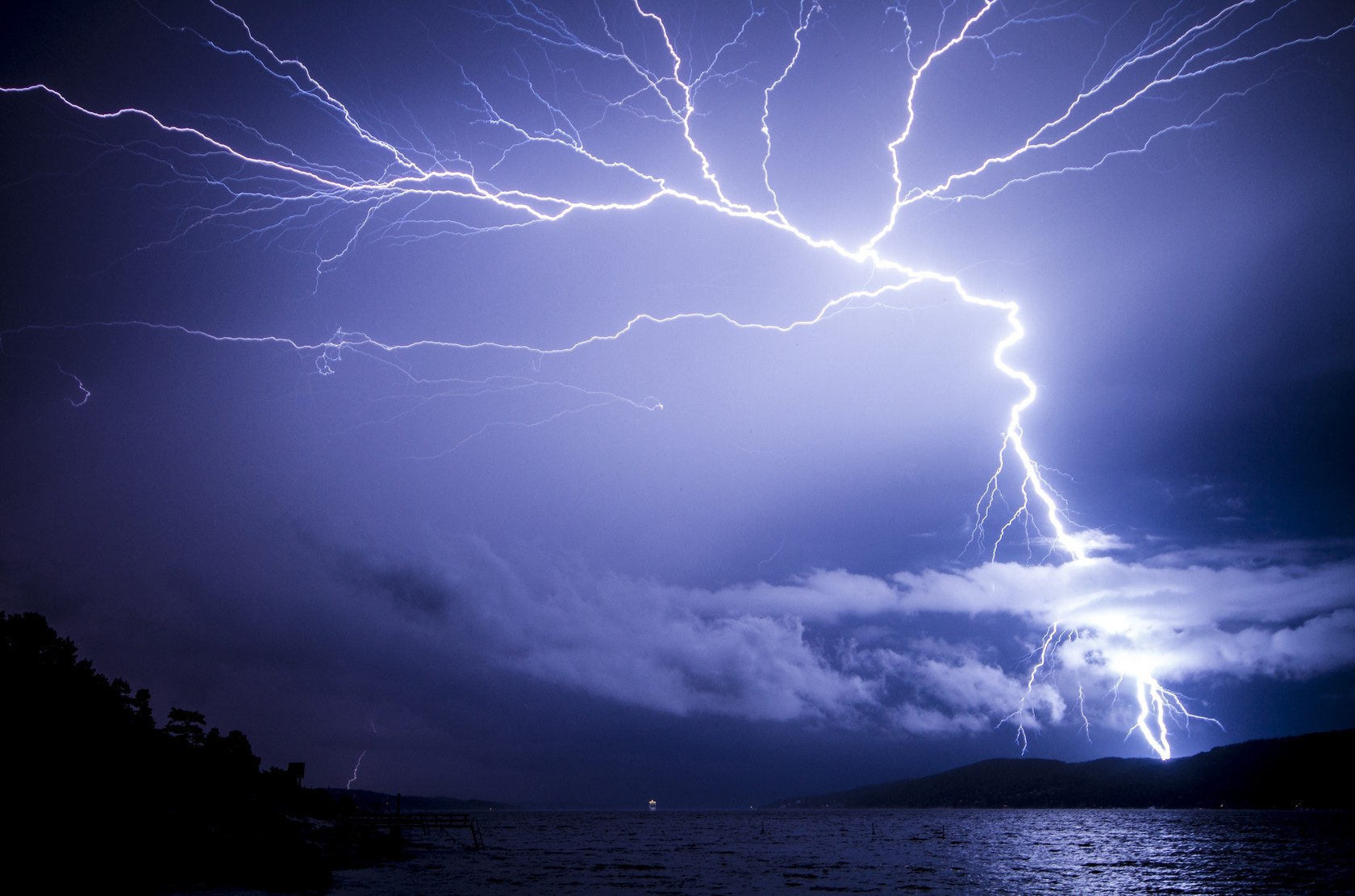 Według danych Instytutu Meteorologicznego w 2022 roku w Norwegii odnotowano 182 690 uderzeń piorunów.