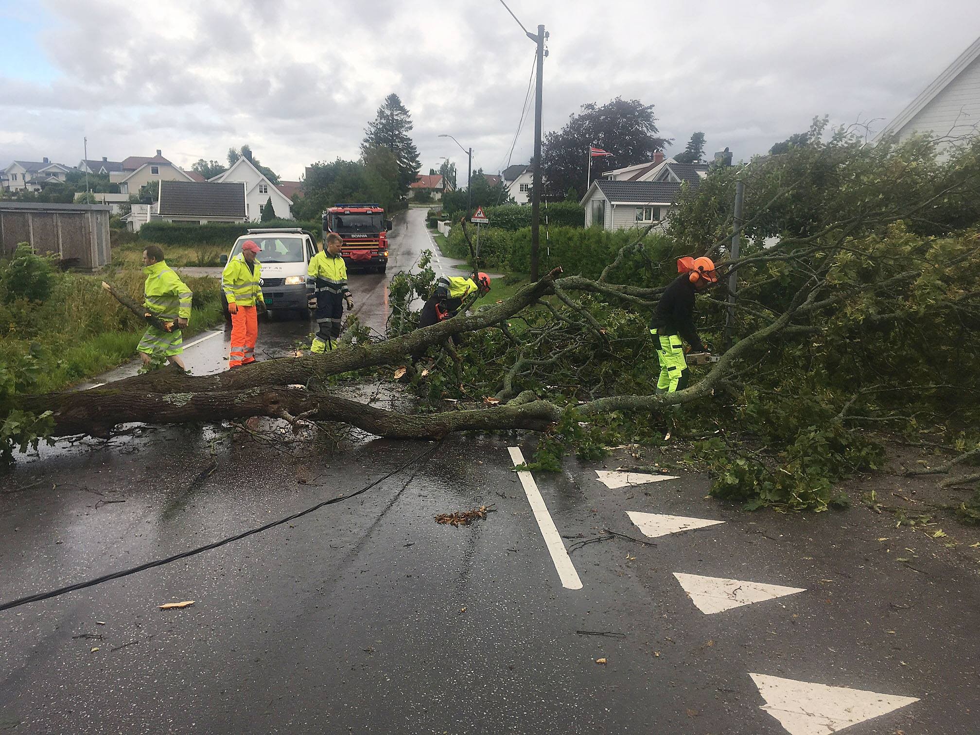 Na zdjęciu strażacy z Vestfold Interkommunale Brannvesen usuwają skutki wiatru w miejscowości Tønsberg w Vestfold.