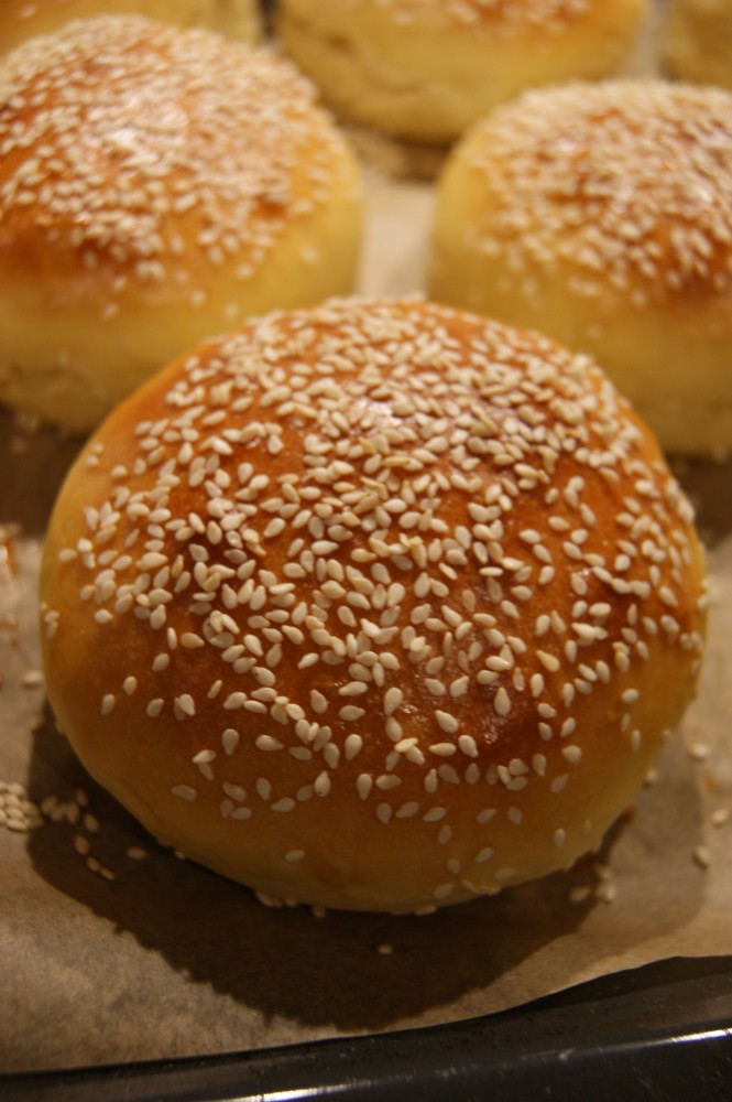 Bułki do hamburgerów najlepiej upiec samemu.