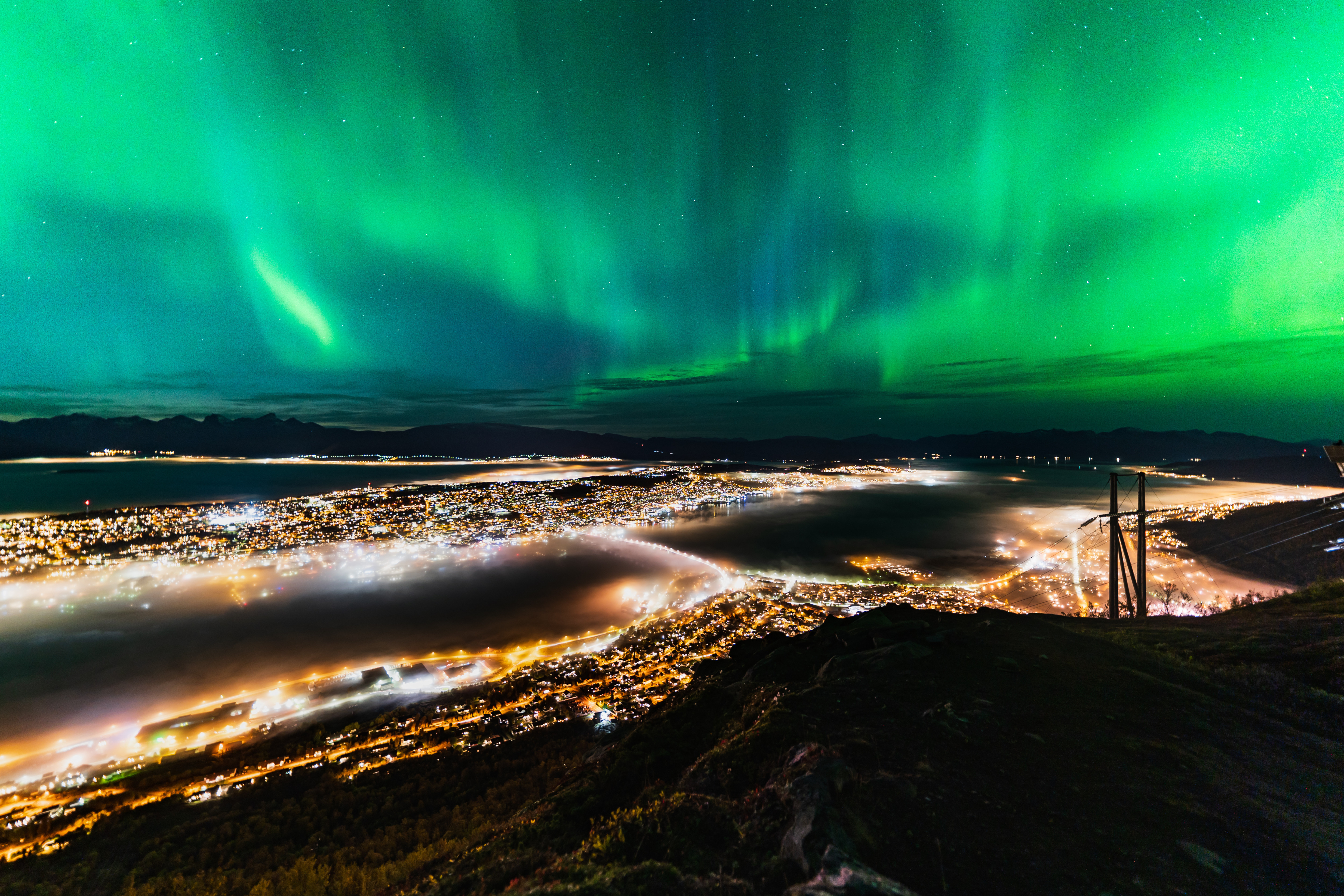 De obicei, aurora boreală luminează cerul nopții între Svalbard și nordul Norvegiei.