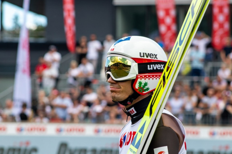 W sezonie 2020/2021 Kamil Stoch, najlepszy zawodnik z Polski, zajął w klasyfikacji generalnej trzecią lokatę. Wygrał także Turniej Czterech Skoczni. Po Kryształową Kulę sięgnął Halvor Egner Granerud.