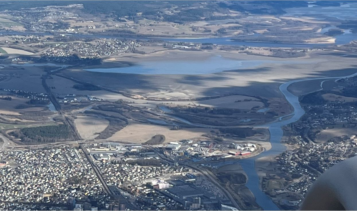 Niski poziom powtarza się regularnie. Na zdjęciu: wysuszone zbiorniki wodne oraz rzeki na południe od Lillestrøm (23.04.2022).