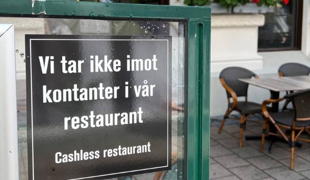 Znak o takiej treści zamieszono przed jedną z restauracji