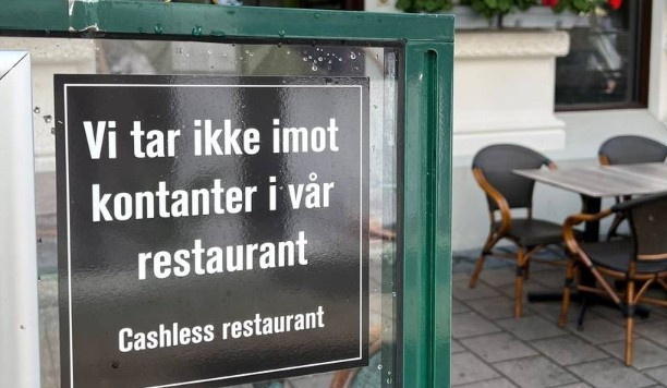 Znak o takiej treści zamieszono przed jedną z restauracji
