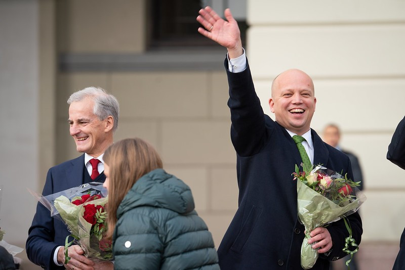 Minister finansów Trygve Slagsvold Vedum (z prawej) podkreśla, że 80 proc. Norwegów będzie płaciło takie same lub niższe podatki w porównaniu z 2021 rokiem.