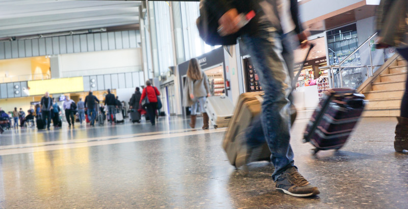 Kolejki będą rosły, ponieważ pasażerowie przybywający z krajów spoza strefy Schengen muszą rejestrować dane osobowe, zdjęcie twarzy i odciski palców w nowym systemie.