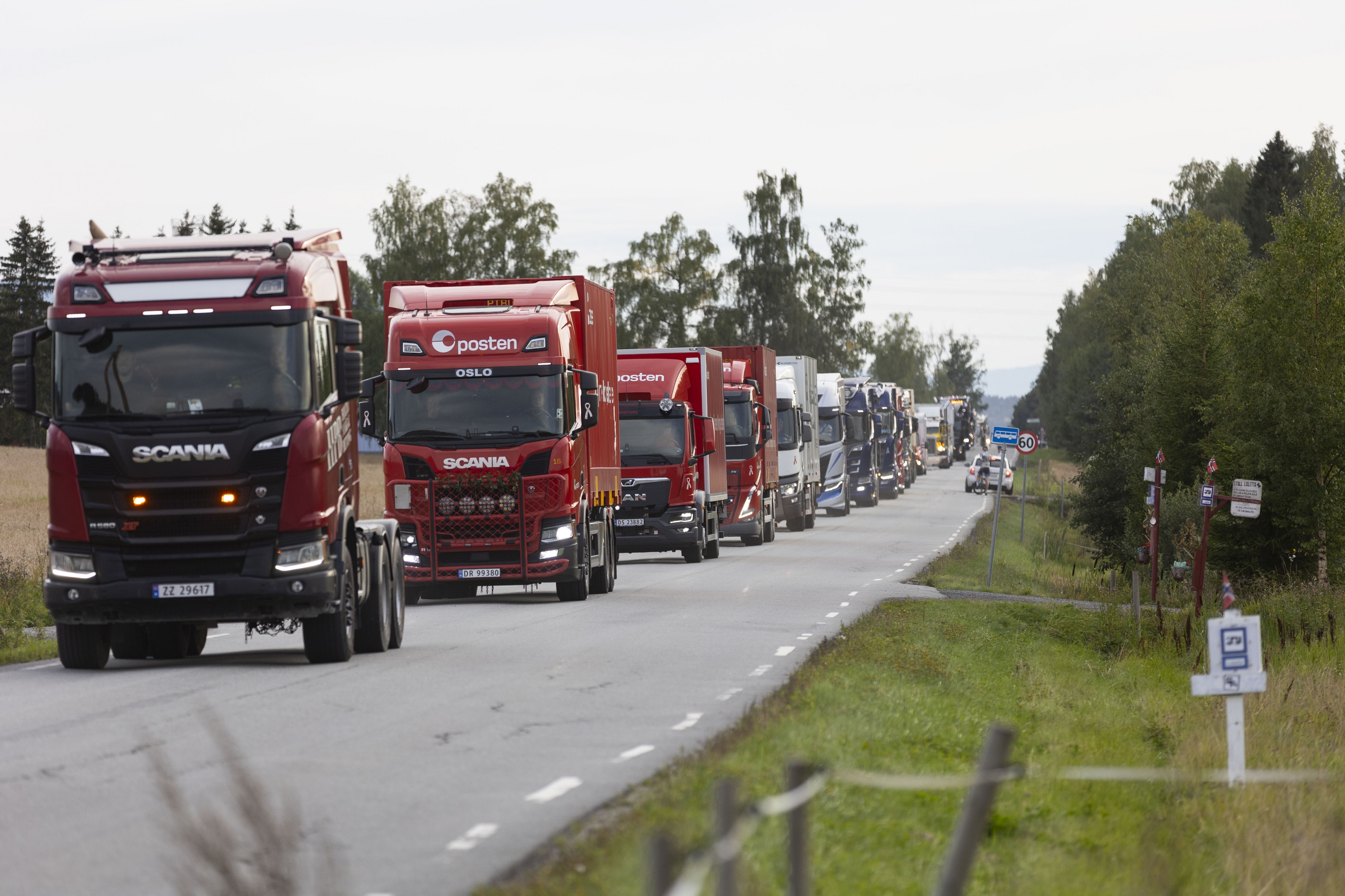 Konwój ok. 100 ciężarówek przejechał ulicami miasta