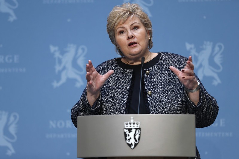 Rząd Erny Solberg wielokrotnie wykonywał zadania uchwalone przez parlamentarzystów, a nie zgodne z pomysłem Partii Konserwatywnej. Taką sytuację obserwowano m.in. podczas pandemii, w sprawie wprowadzania obostrzeń.