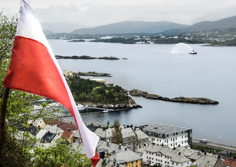 Polska flaga nad fiordami.