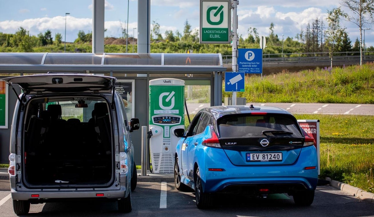 Rynek wtórny samochodów elektrycznych jest w fazie rozruchu. Nie powinno się teraz wprowadzać opłaty za przerejestrowanie używanych samochodów elektrycznych, uważa NAF. /zdjęcie ilustracyjne