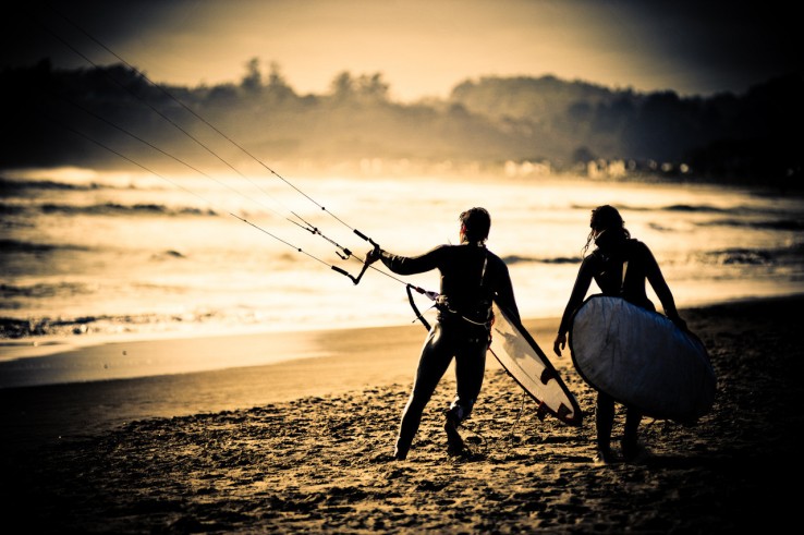 Kitesurfer i surfer Kitesurfer i surfer