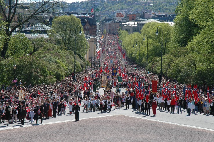 Norwegowie obchodzący Grunnlovsdag Norwegowie obchodzący Grunnlovsdag