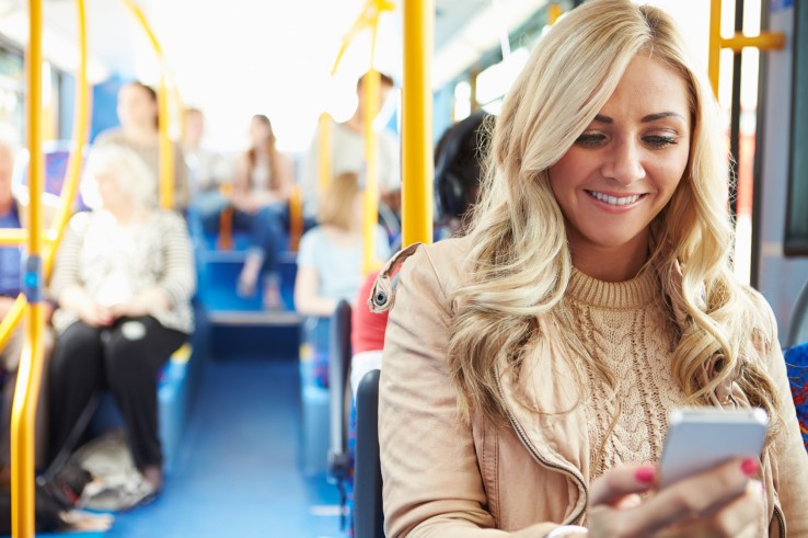 kobieta korzystająca ze smartfona kobieta korzystająca ze smartfona